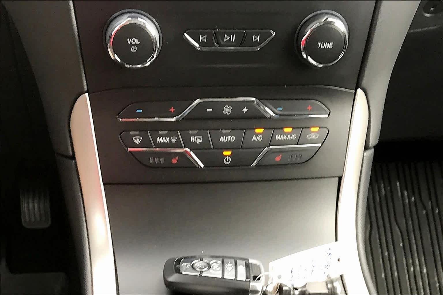 Used 2019 White Platinum Metallic Tri-Coat Ford SEL image 34