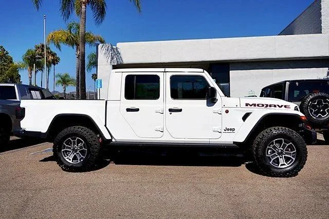 New 2026 Bright White Clear-Coat Exterior Paint Jeep Mojave image 7