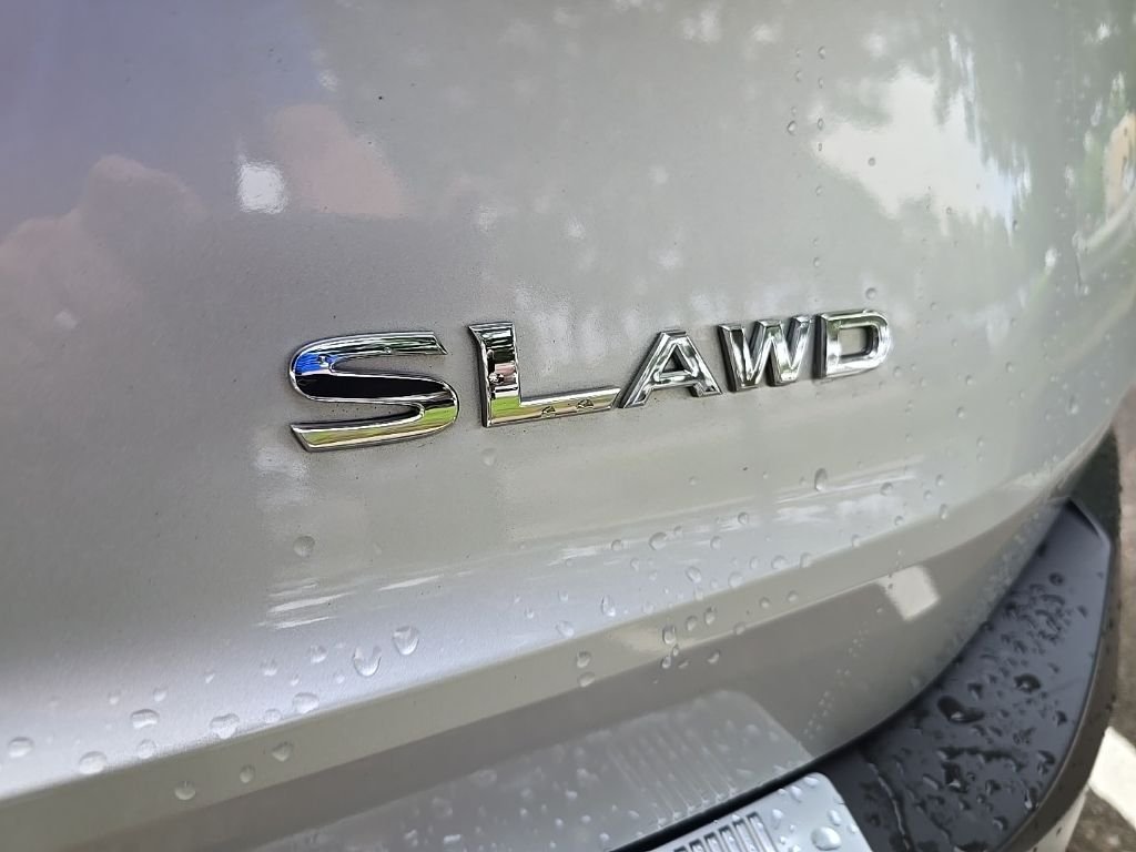 Used 2021 Silver Nissan SL image 11