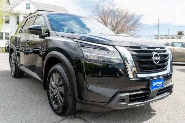 Used 2022 Black Nissan SV image 4