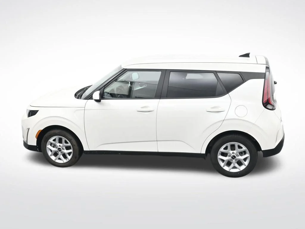 Used 2025 White Kia LX image 29