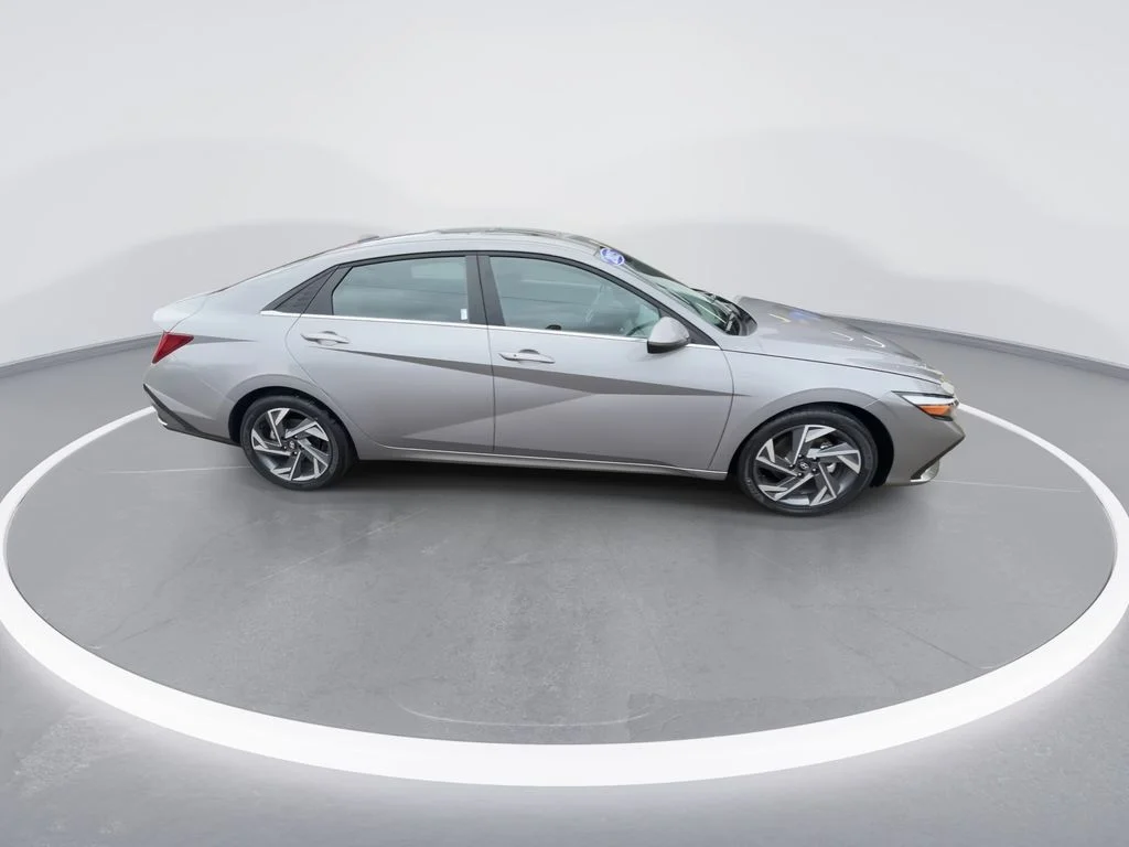 Used 2025 Silver Hyundai SEL Convenience image 9