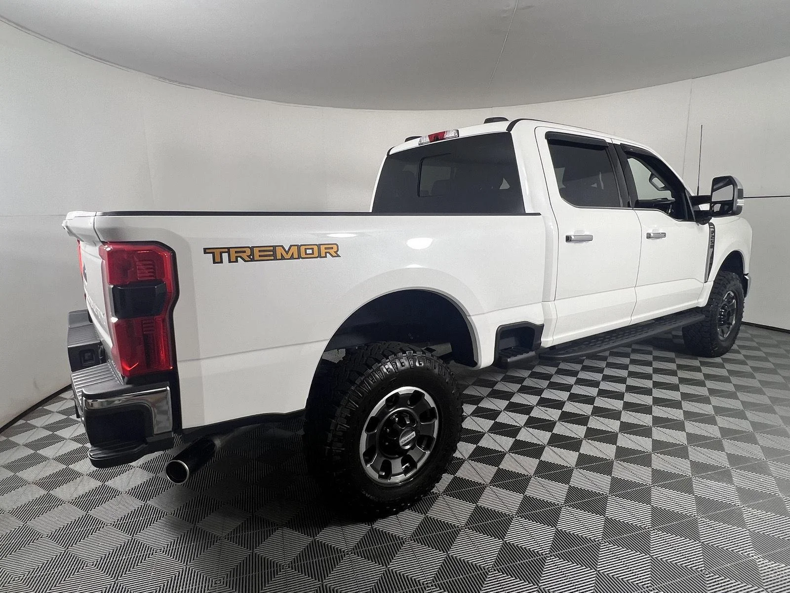 Used 2024 Star White Metallic Tri-Coat Ford LARIAT image 11