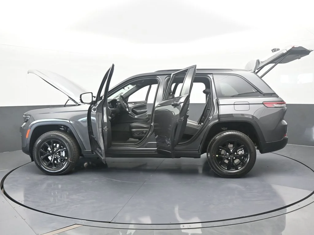 New 2025 Baltic Gray Metallic Clear-Coat Exterior Paint Jeep Altitude X image 65