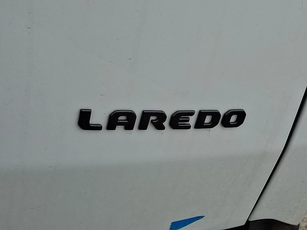 New 2026 Bright White Clear-Coat Exterior Paint Jeep Laredo image 7