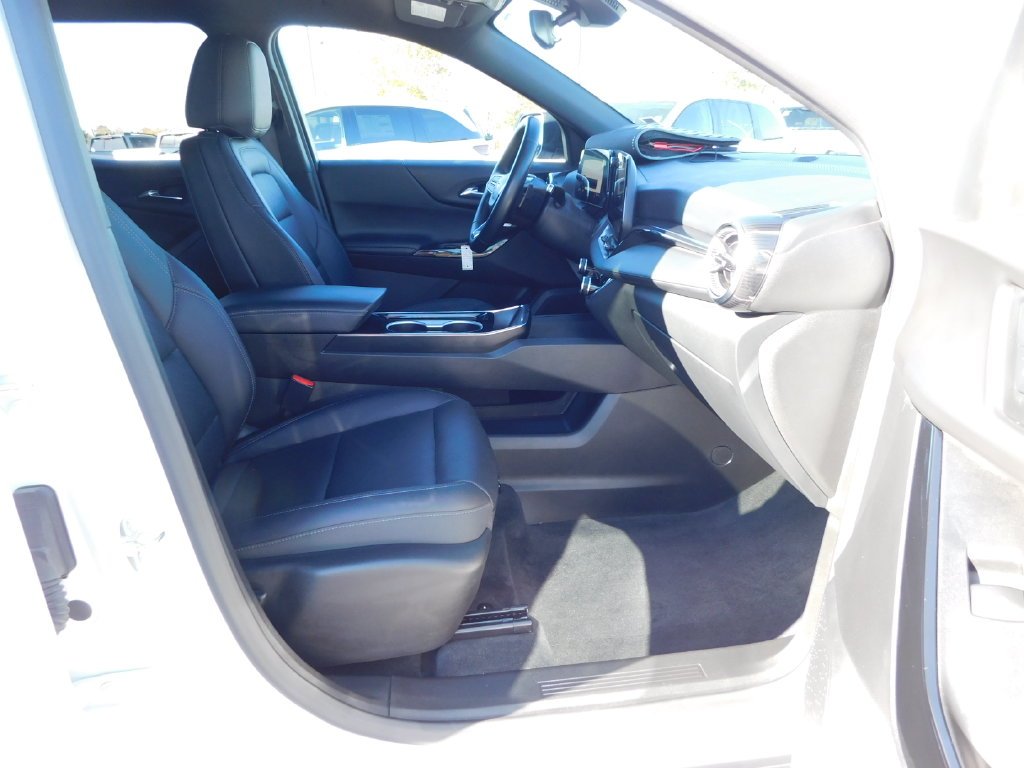 Used 2025 White Chevrolet LT image 17