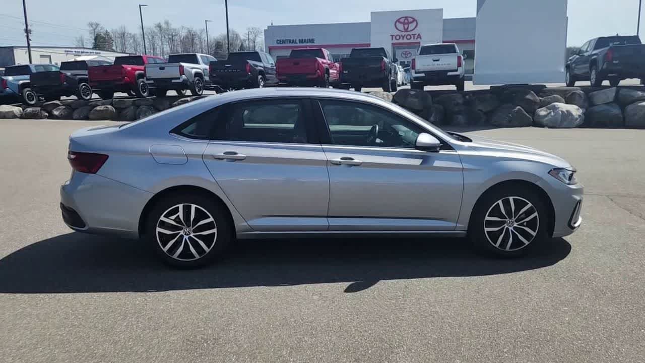 2025 Volkswagen Jetta SE - Photo 9
