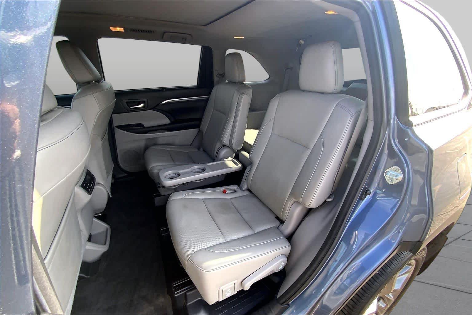 Used 2018 Shoreline Blue Pearl Toyota Limited Platinum image 21