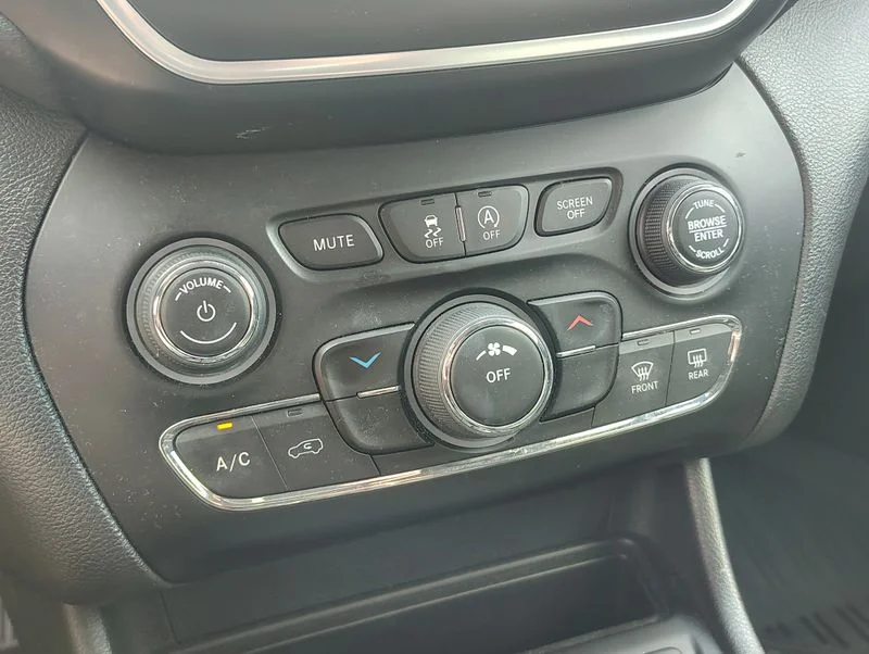 Used 2019 Gray Jeep Latitude Plus image 18