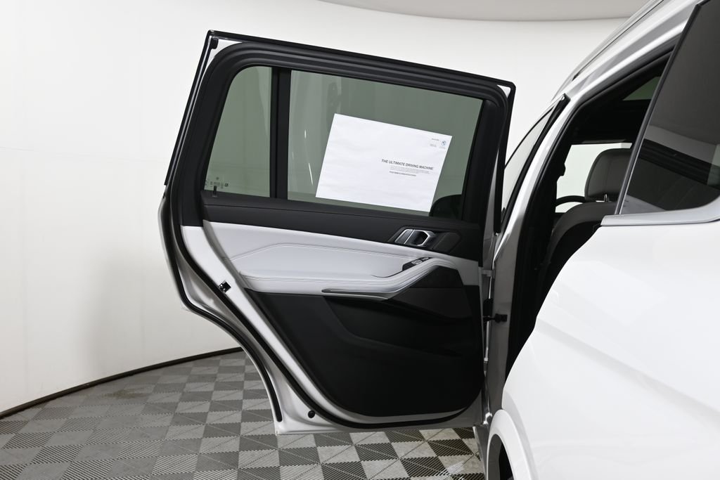New 2027 White Metallic BMW xDrive40i image 31