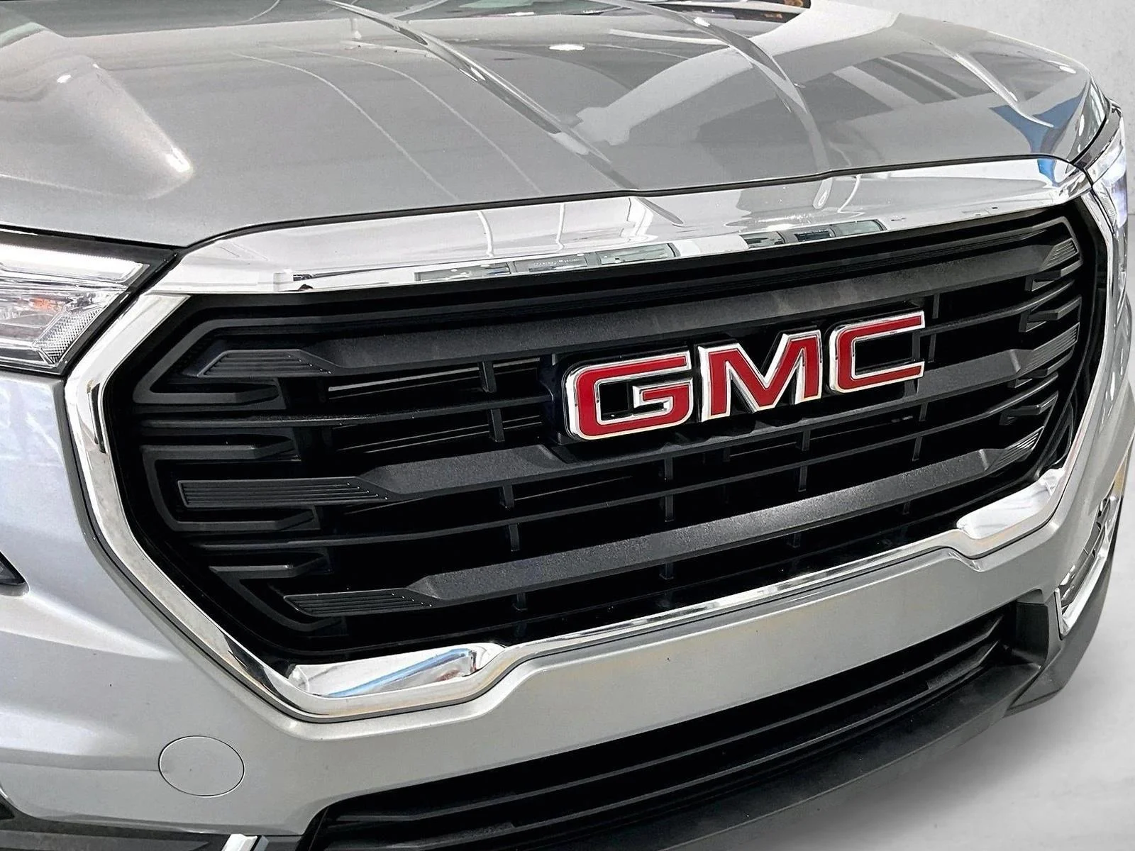 Used 2023 Sterling Metallic GMC SLE image 30