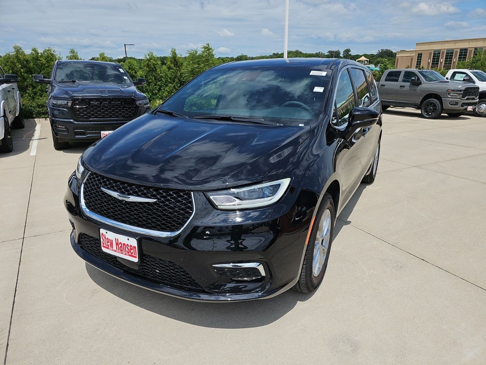 2026 Chrysler Pacifica Select AWD's photo