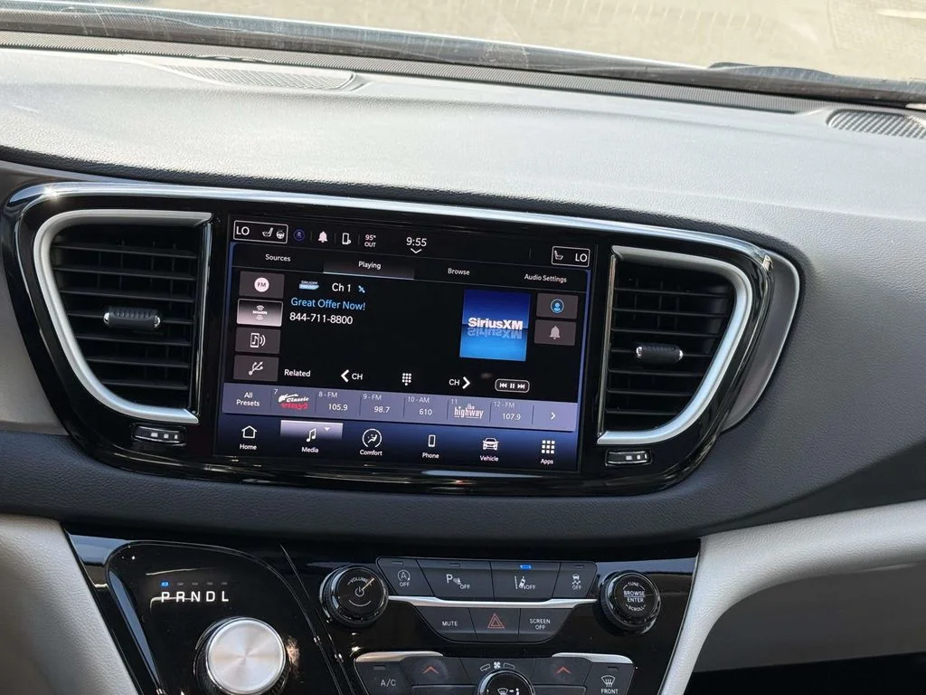 Used 2024 White Chrysler Touring L image 3