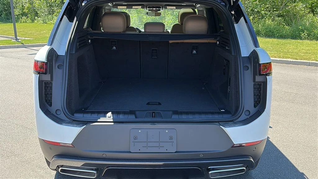 New 2026 Fuji White LAND ROVER SE image 24