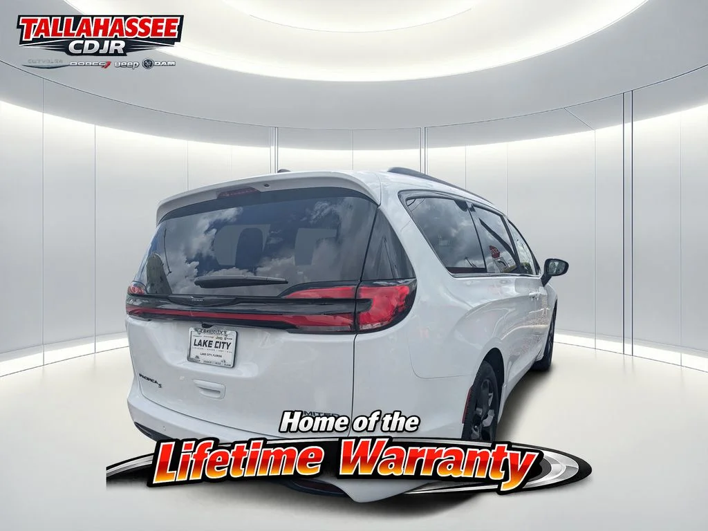 New 2026 Bright White Clear-Coat Exterior Paint Chrysler Limited image 3
