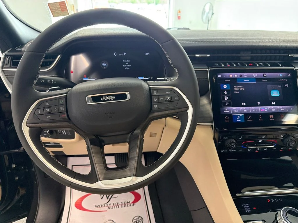 Used 2024  Jeep Limited image 16
