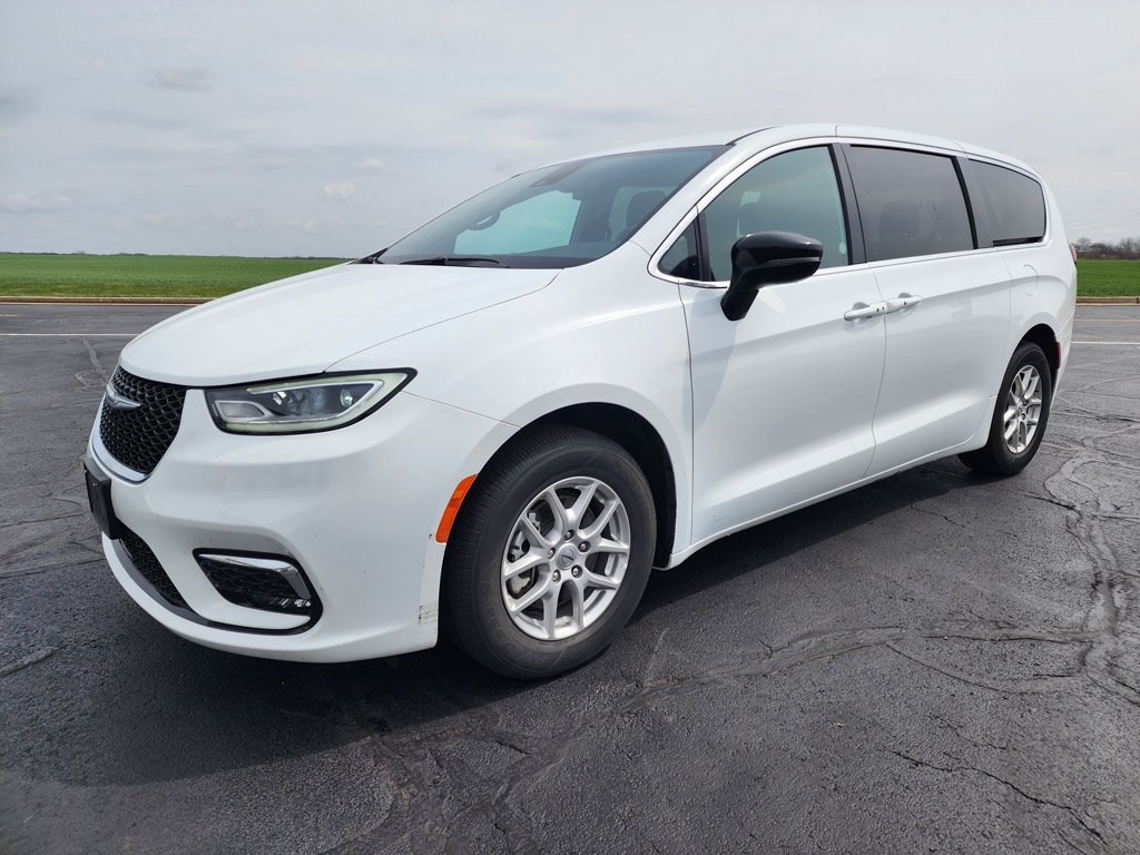 Used 2025 Bright White Clearcoat Chrysler Select image 1