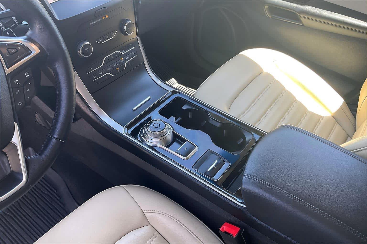 Used 2019 White Platinum Metallic Tri-Coat Ford SEL image 16