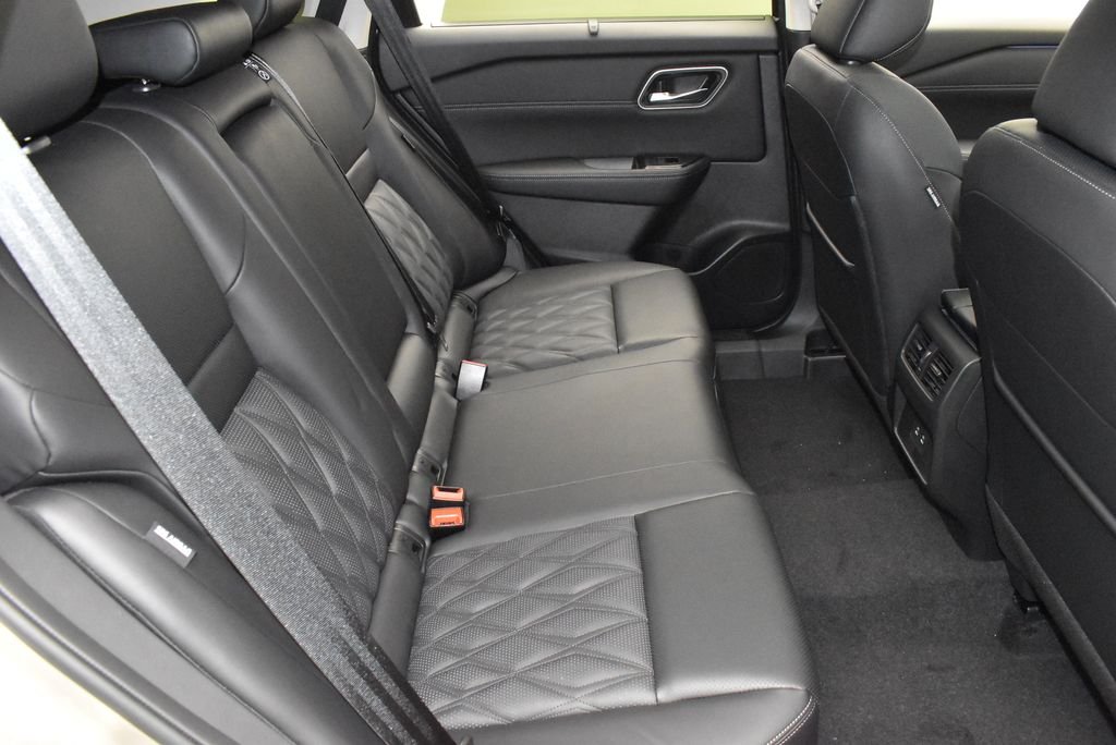 New 2026 Champagne Silver Metallic / Super Black Two-tone Nissan Platinum image 33