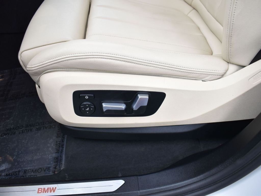Used 2022 White Metallic BMW sDrive40i image 12
