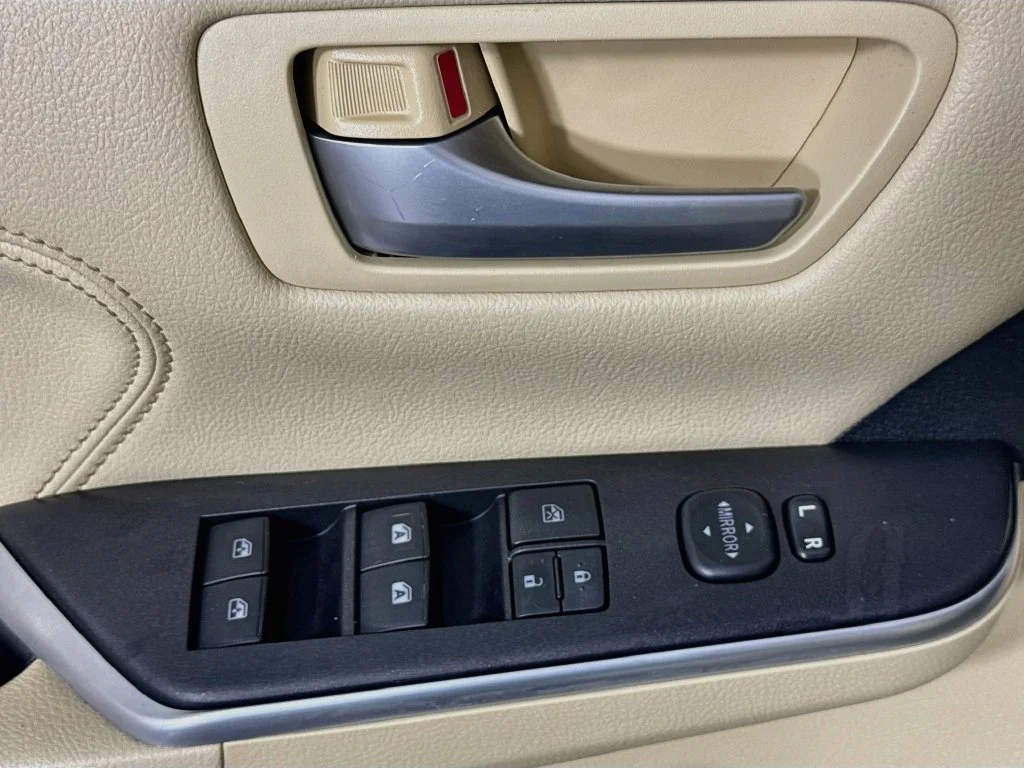 Used 2015 White Toyota XLE image 21
