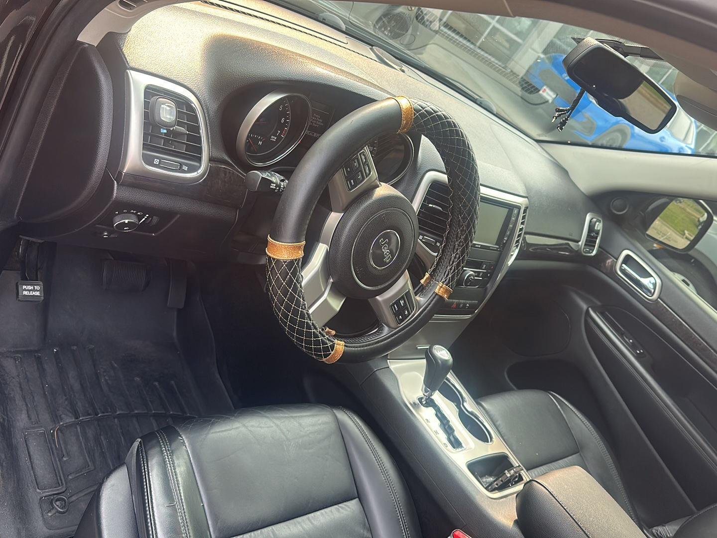 Used 2011 Brilliant Black Crystal Pearl Jeep Laredo image 12