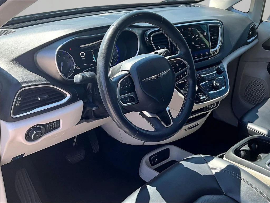 Used 2023 Gray Chrysler Touring L image 15