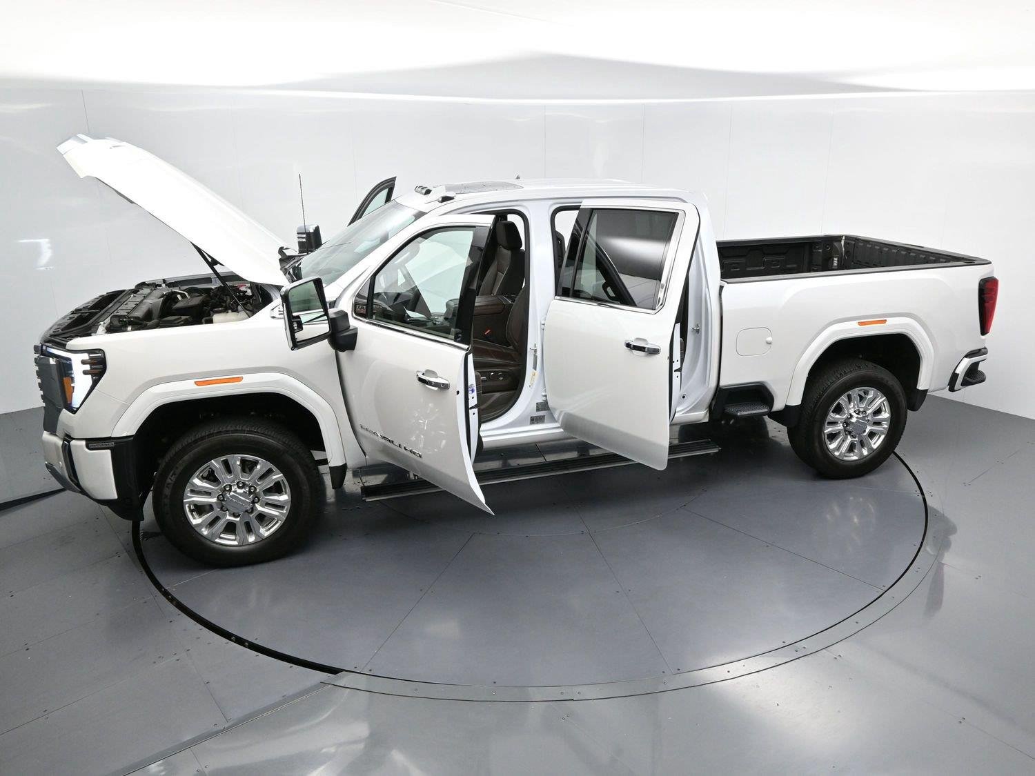 Used 2025 White Frost Tricoat GMC Denali image 38