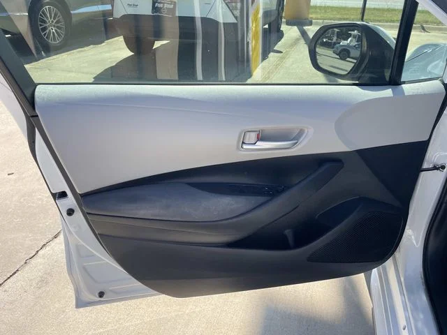 Used 2020 White Toyota LE image 12