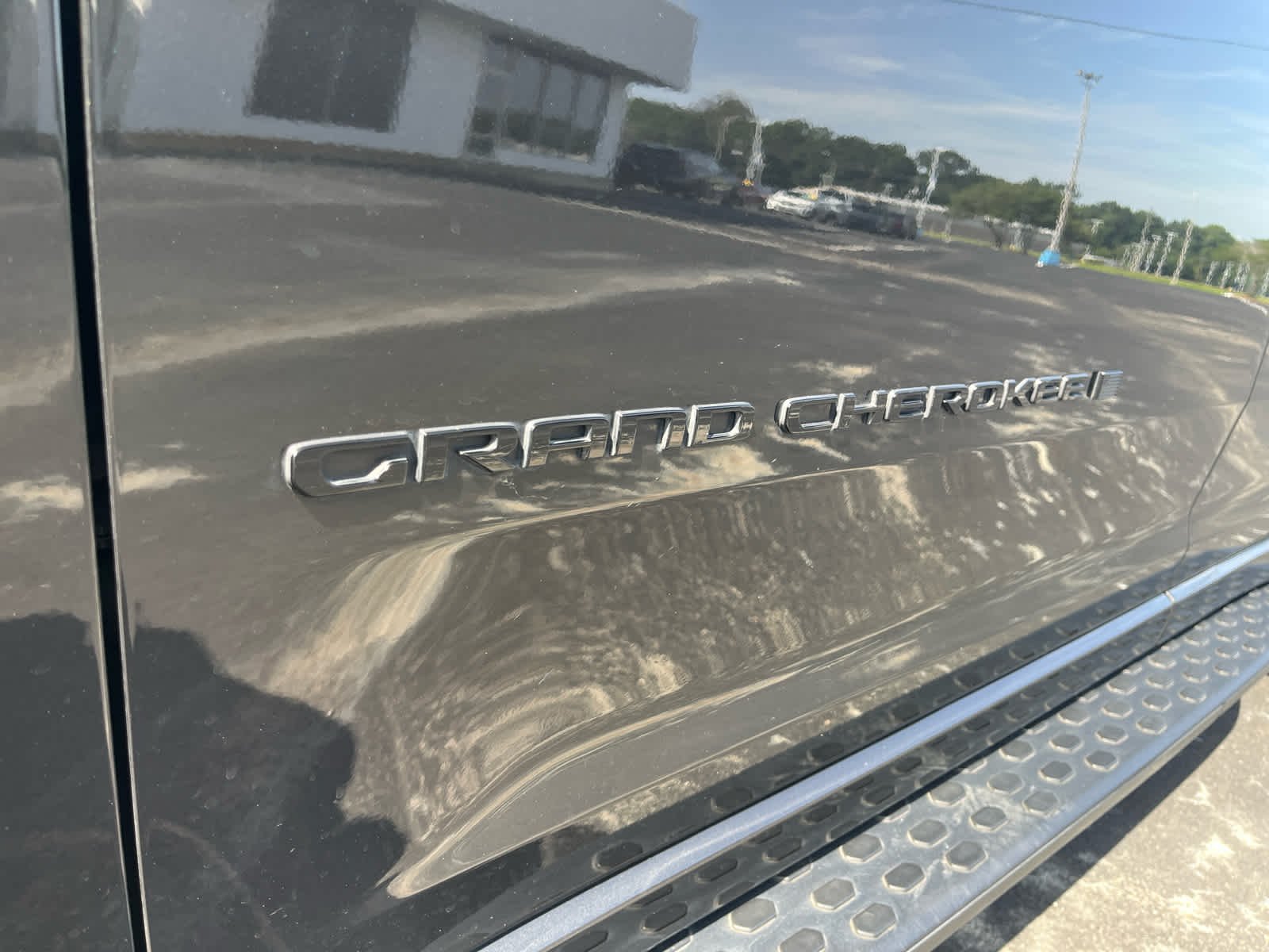 Used 2023 Rocky Mountain Pearlcoat Jeep Summit Reserve image 5