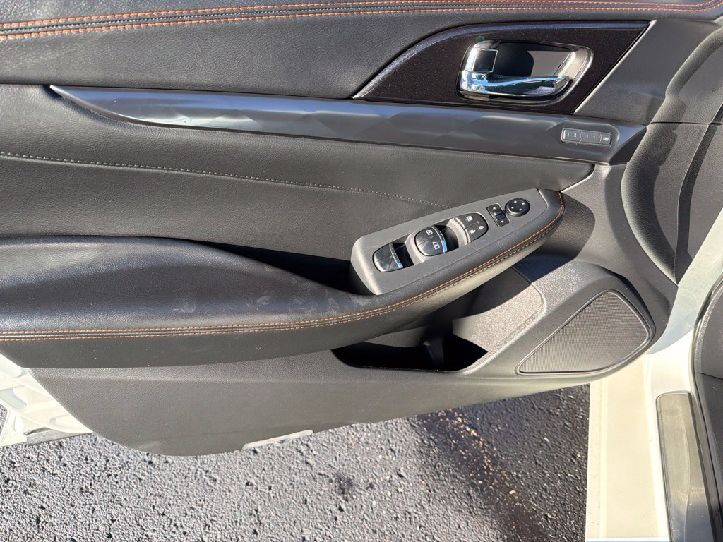 Used 2019 White Nissan SR image 9