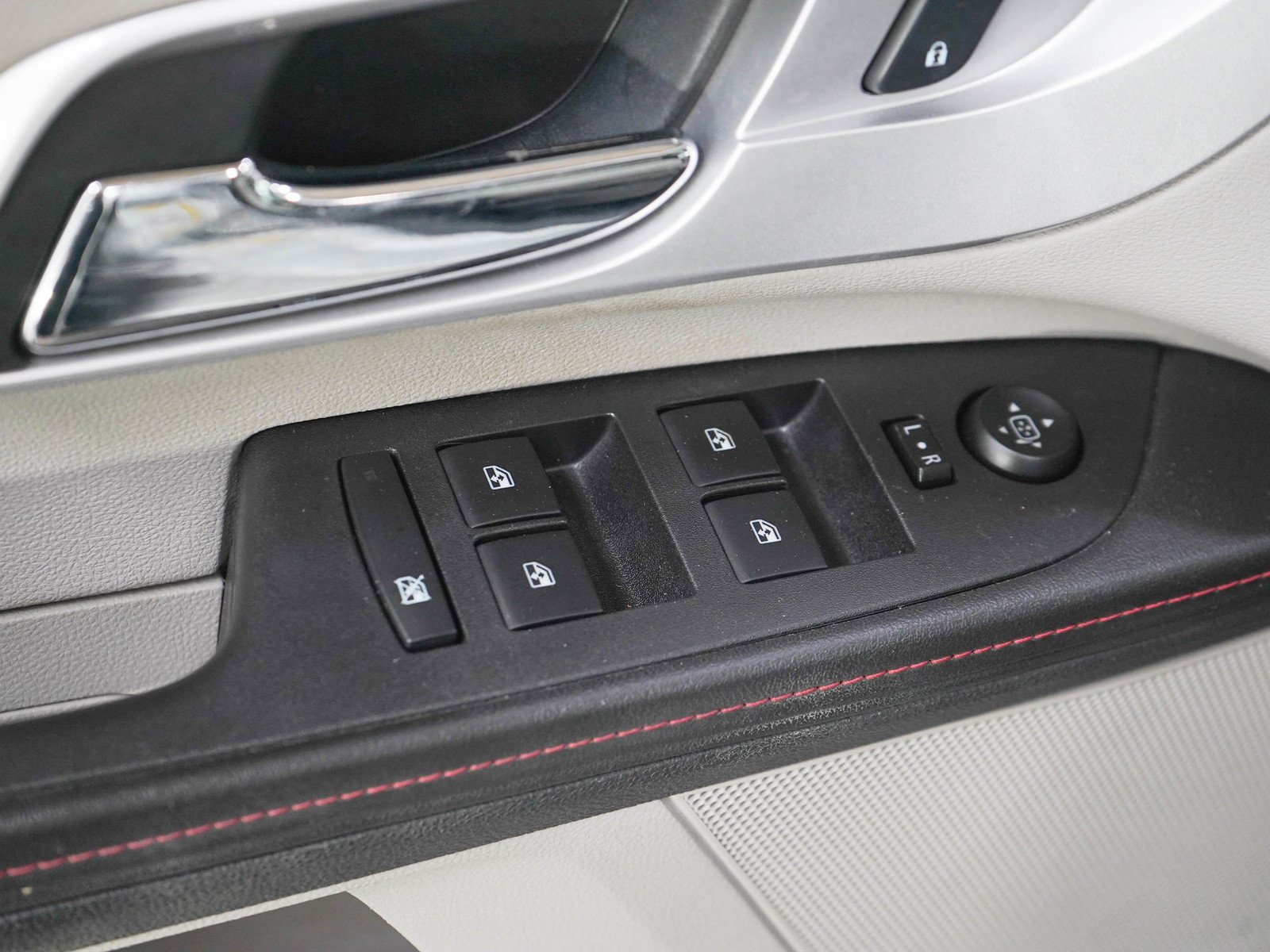 Used 2015 Silver Ice Metallic Chevrolet Ltz image 21