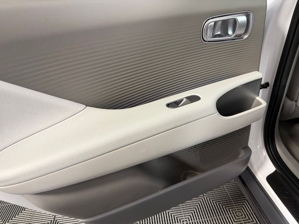 Used 2025 White Hyundai SEL image 28