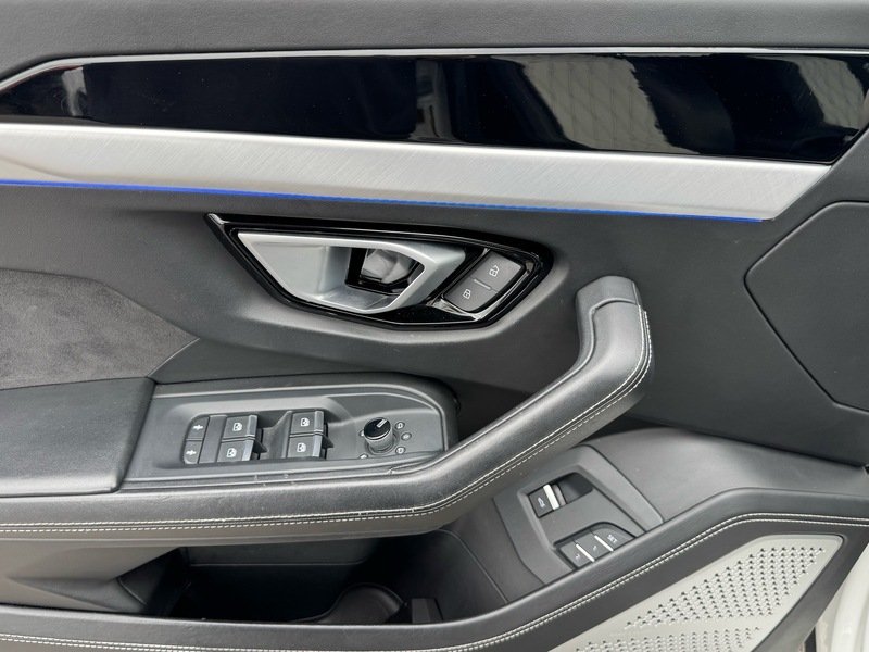 Used 2019  Lamborghini Base image 44