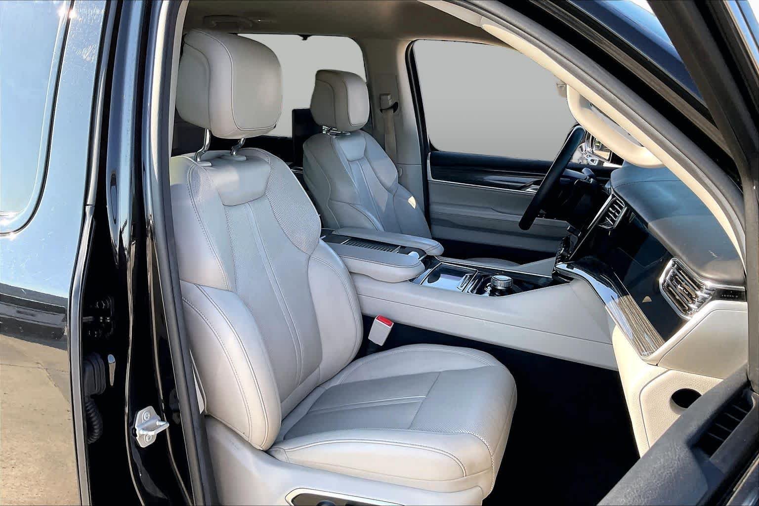 Used 2022 Diamond Black Crystal Pearlcoat Jeep Series III image 7