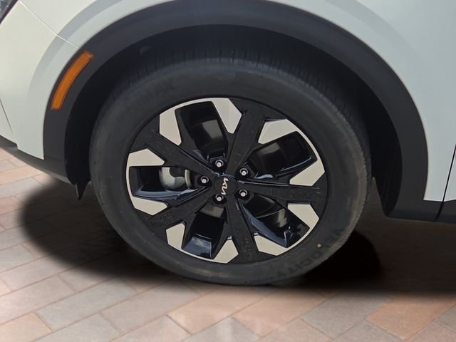 Used 2024 Snow White Pearl Kia X-Line image 27