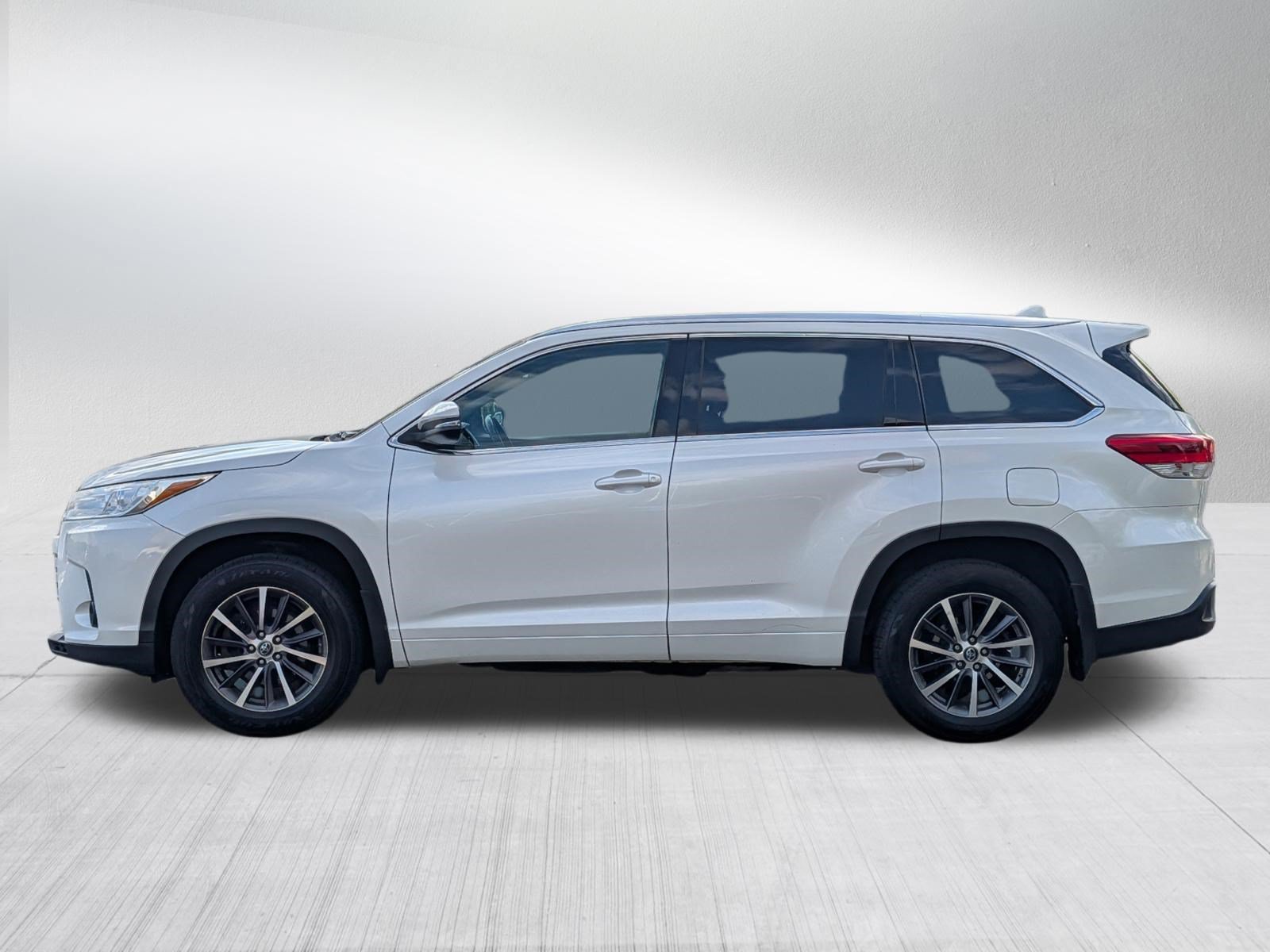 Used 2017 Blizzard Pearl Toyota SE image 4