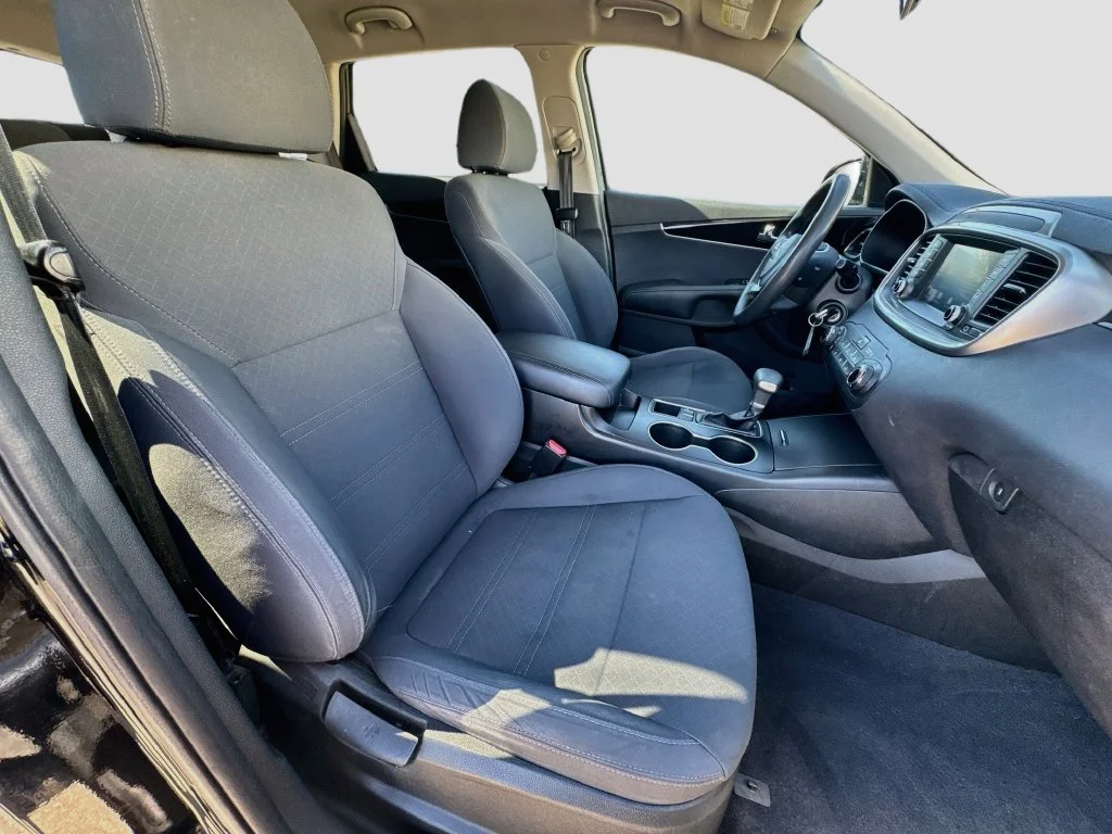 Used 2019 Black Kia L image 32