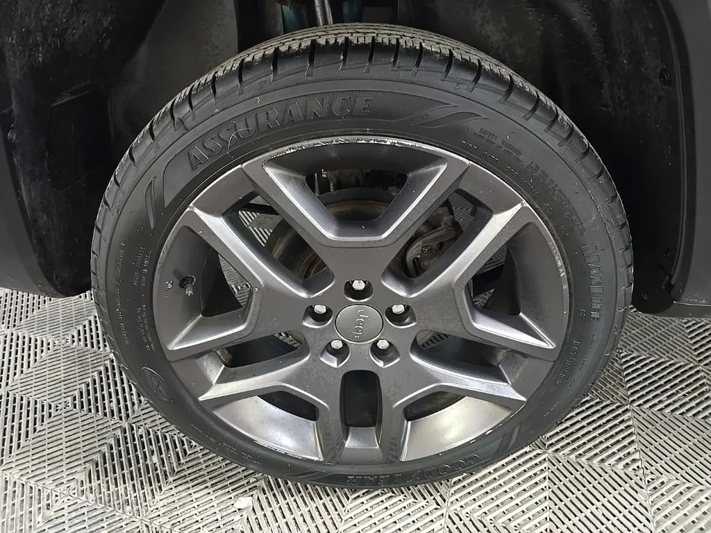 Used 2021 Bikini Metallic Clearcoat Jeep Latitude image 13