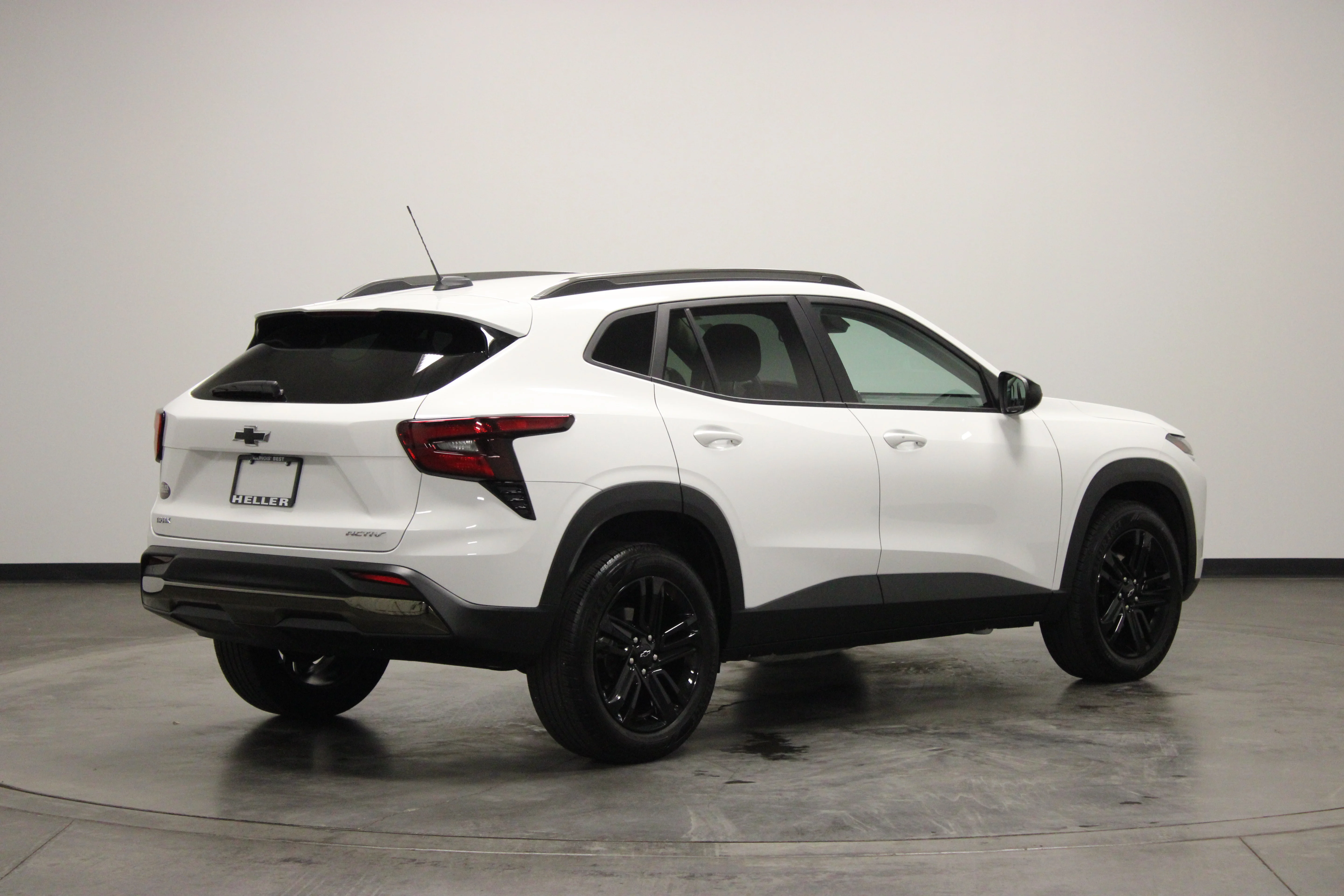 Used 2025 Summit White Chevrolet ACTIV image 8