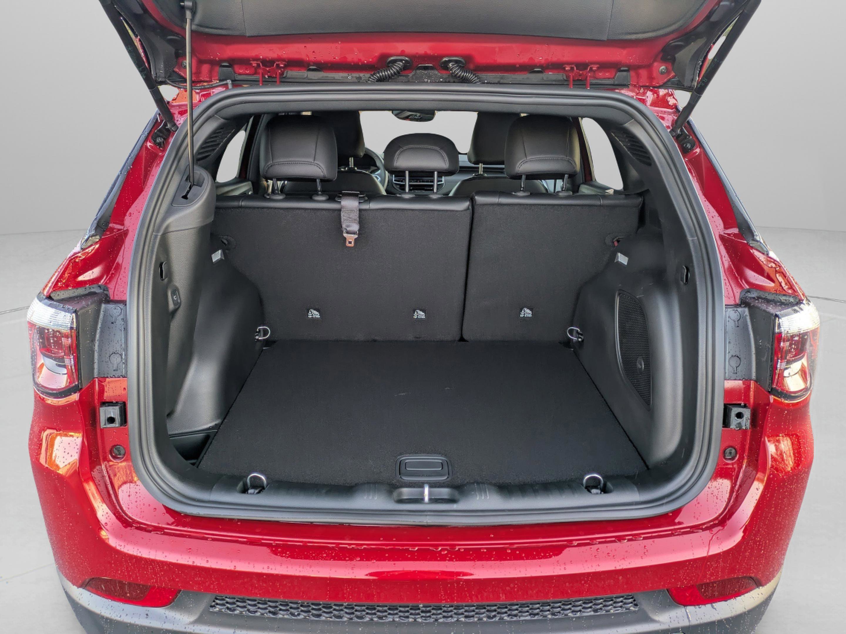 New 2026 Red Hot Pearlcoat Jeep Latitude Altitude image 9