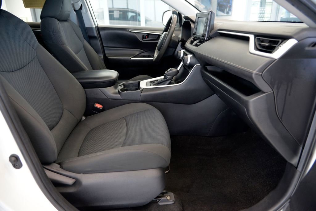 2020 Toyota RAV4 LE - Photo 30
