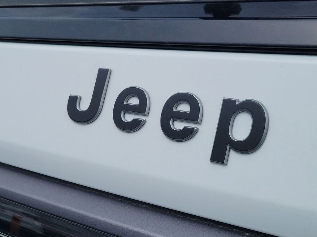New 2026 Bright White Clear-Coat Exterior Paint Jeep  image 6