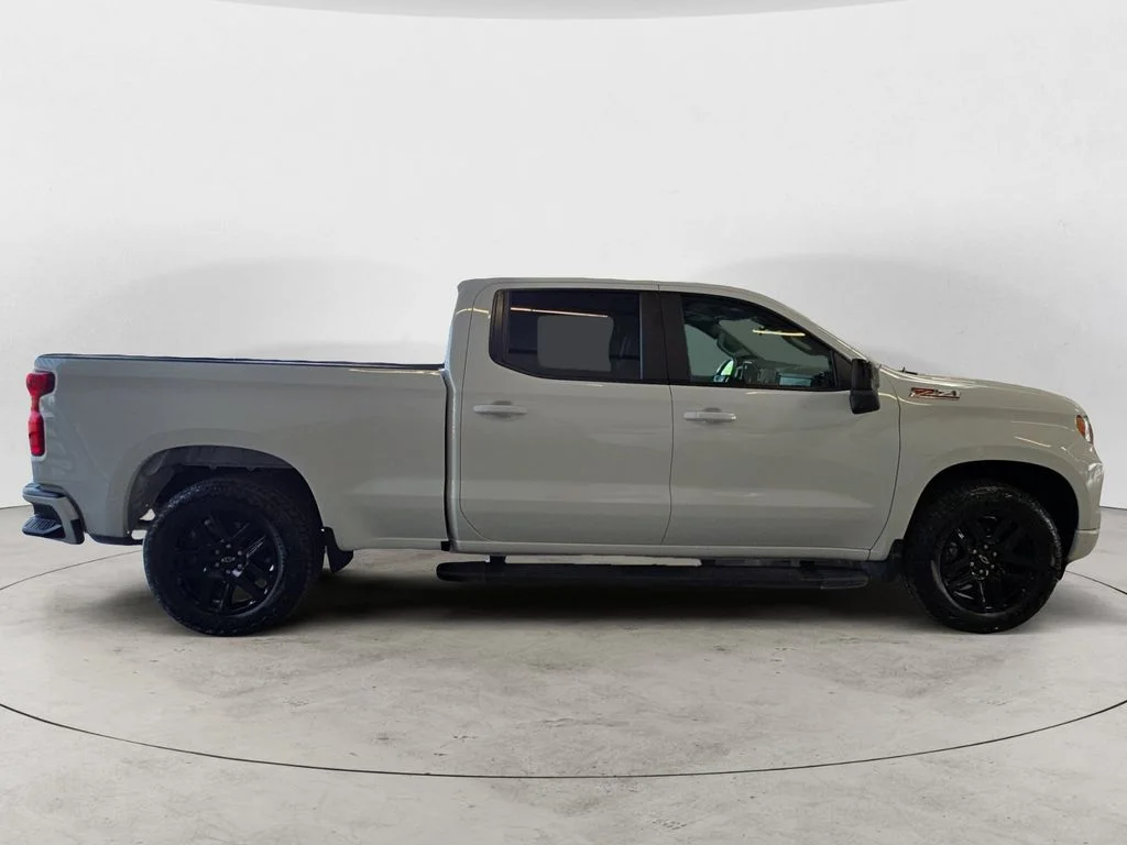 Used 2025 White Chevrolet RST image 4
