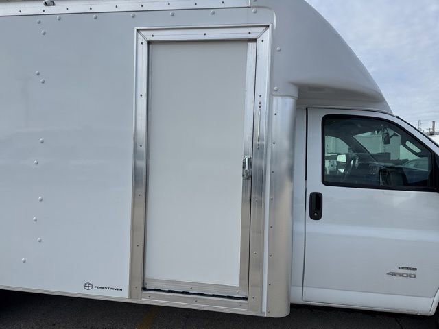 New 2025 Summit White Chevrolet 2WT image 9