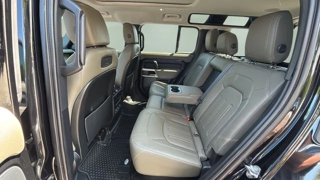 Used 2022  Land Rover SE image 20