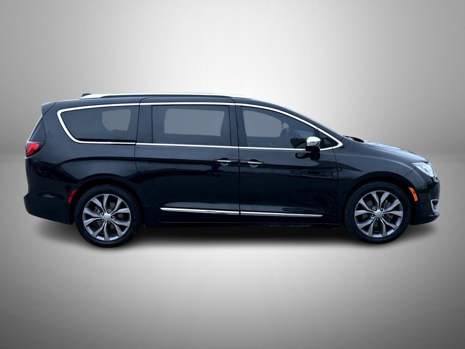 Used 2020 Black Chrysler Limited image 4