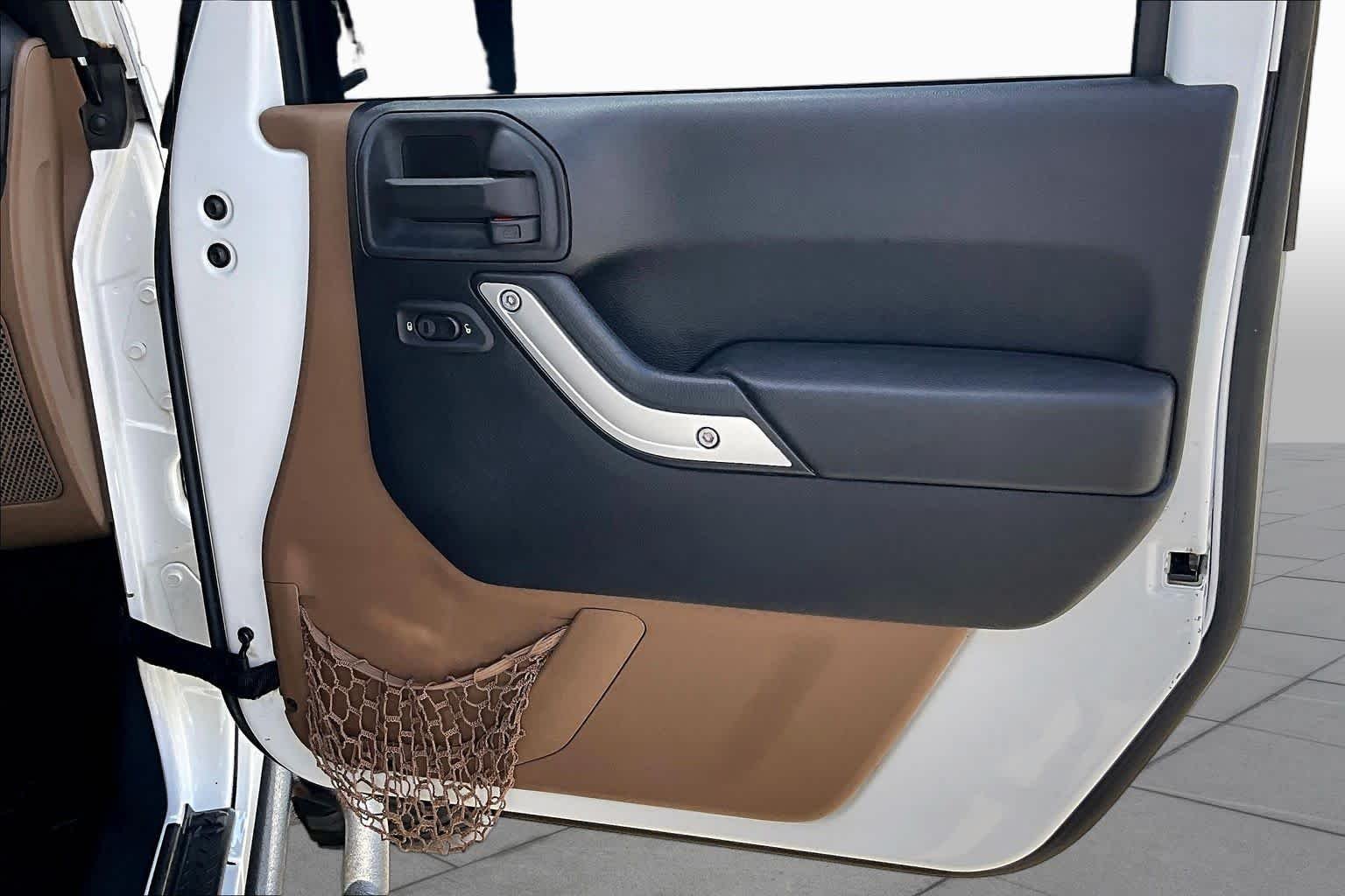 Used 2014 Bright White Clearcoat Jeep Sahara image 18