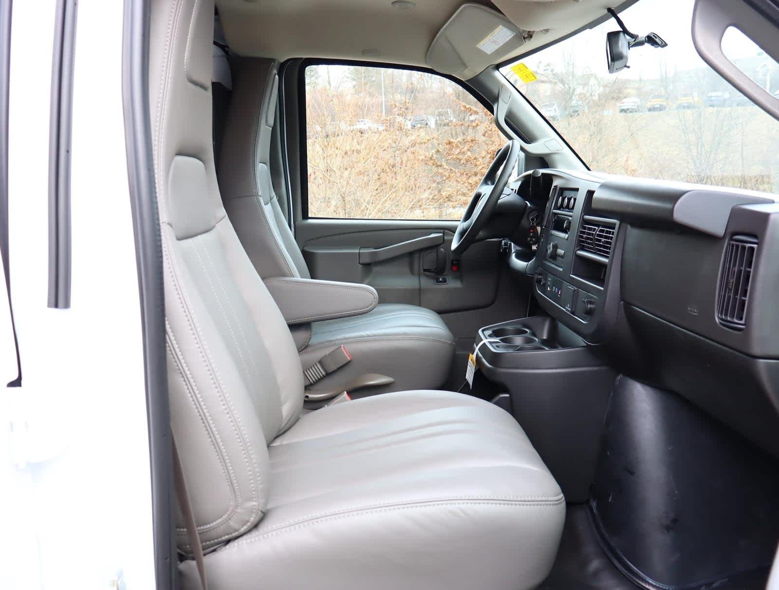 2025 GMC Savana Cargo Work Van - Photo 18