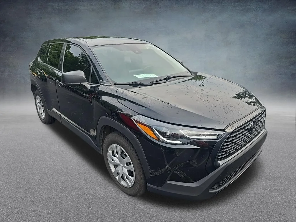 Used 2022 Black Toyota L image 2